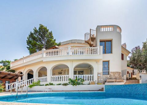 Découvrez la beauté et la sophistication de la Villa « Jamile », dont le nom signifie « belle » en arabe. Cette villa individuelle offre une superficie construite de 352 m² sur un terrain de 1024 m² et est située dans un emplacement privilégié avec u...