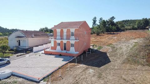 Em Granja do Ulmeiro encontramos esta fantástica moradia Bi-Familiar T6!   Conta com dois pisos, tendo em cada piso 3 quartos, cozinha com copa, sala e generosas W.C.  Na traseira da moradia contamos ainda com uma excelente cozinha e um W.C. Dispõe t...