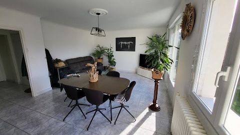 HENDAYE: Bright T4 Apartment of 87 m2 Located in the heart of Hendaye, in a strategic location, this 87 m2 apartment offers an exceptional living environment close to shops and the train station. Property details: Type: T4 (3 bedrooms) Area: 87 m2 Fl...