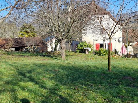 A 10minutes de Figeac , implantée sur un vaste terrain de 4966 m², cette propriété offre un superbe espace extérieur , avec vue , agrémenté d'une grangette , d'un double garage , d'un puits Avec sa cuisine ouverte sur la pièce de vie dotée d'un poêle...