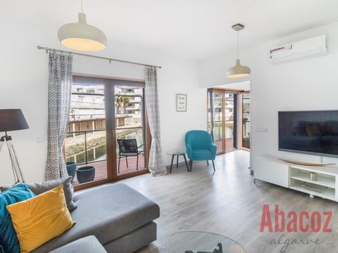 Een fantastische en zeldzame kans om een prachtig gerenoveerd appartement met 2 slaapkamers te kopen in de zeer gewilde wijk in de jachthaven van Lagos met uitzicht op het meer. Dit appartement ligt op een centrale locatie op loopafstand van het stra...