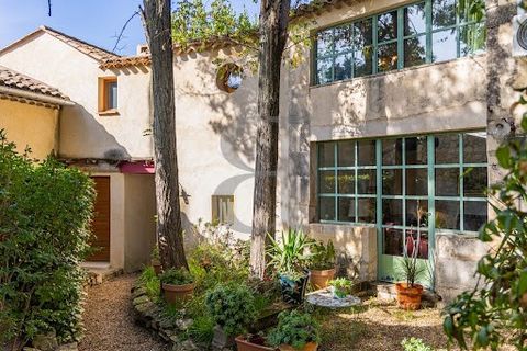 SAINT REMY DE PROVENCE - EXCLUSIVE 3D virtual tour available on our website. Make the purchase of a lifetime, an entire hamlet close to the center of Saint-Rémy de Provence. Just a few minutes from this charming village, in the heart of a hamlet, lie...