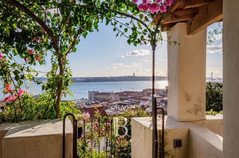 Exceptional renovated 19th-century building with extraordinary garden and unique views of the city and the Taje. Divided into four floors - shop/garage on the first floor, apartment with two suites on the 1st floor, apartment with en suite bedroom, s...