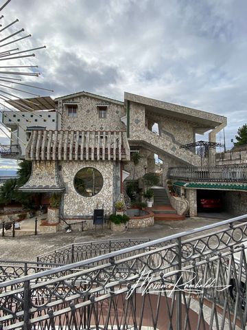 ONDERHANDELBARE PRIJS - Wij bieden te koop aan een spectaculaire villa van vijf verdiepingen, aan de rand van Matera. De villa is vergelijkbaar met een modern kasteel, verdeeld in een netwerk van zalen en kamers, waaronder een ondergrondse bunker (in...