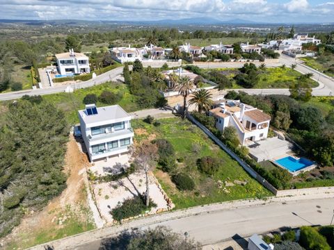 This magnificent 554 m² urban plot, is in prime location, near the stunning Cabanas Velhas beach, with the gentle sound of the waves and the fresh scent of the sea and just a few minutes from the charming fishing village of Burgau, offering the perfe...