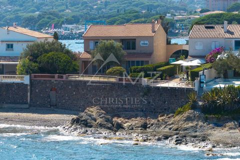 EXKLUSIV - Ideal für den Urlaub: Ein echtes Haus direkt am Wasser, das auf Vordermann gebracht werden soll, mit direktem Zugang zum Strand über eine Treppe. Zu Fuß erreichen Sie die Geschäfte, Restaurants und das charmante Dorf Les Issambres, das am ...