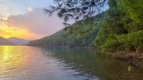 Prachtige baaien in de Golf van Ston, aan de zonzijde van het eiland Pelješac, met uitzicht tot aan het eiland Mljet. Het landoppervlak is een indrukwekkende 216.904 m2, met privétoegang tot een 170 m lang strand. Dit uitzonderlijke perceel biedt ong...