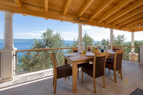 Cette villa de luxe est située dans un endroit unique à Bol sur Brač, à distance de marche de la plage. Il se trouve à 500 mètres du centre-ville et l’aéroport le plus proche, Brač, est à seulement 13 km. La villa est répartie sur un terrain spacieux...