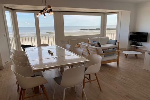 Spacious apartment with 3 bedrooms on the sea wall. Child-friendly furnishings. Located in the serene coastal town of Nieuwpoort, this beautiful apartment offers the perfect mix of comfort, convenience and breathtaking views. Located just a stone's t...