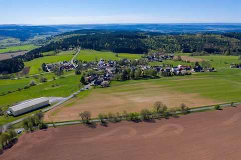 On a slope: Small holiday home with a fireplace and a beautiful panoramic view from 600 meters above the green, wooded area. You live in the Jagdshof district, about 6 kilometers outside the center of Judenbach, which is only a few kilometers from th...