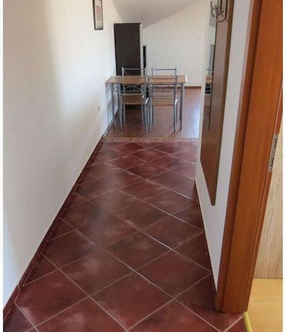 Notre appartement mansardé entièrement climatisé, l'Appartement Benni 1 (catégorie nationale 3 étoiles), est situé au 3ème étage d'un immeuble nouvellement construit, calme et très bien entretenu. Il comprend un très beau salon avec un grand canapé d...