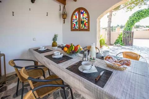 Upon entering the property you will find the magnificent 10.7m2 furnished porch, located on the front facade and where you can share unforgettable moments with your family and friends. The salt pool of the house has dimensions of 9x4m and a depth tha...