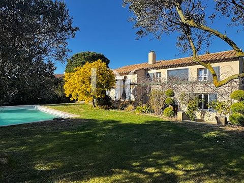 Dans un quartier calme et prisé de Saint-Rémy-de-Provence, cette maison de 164,5 m², incluant 25 m² de garage, offre un cadre exceptionnel avec vue sur les Alpilles. Édifiée sur un terrain paysager de 1 390 m² exposé sud-est, elle dispose d'une pièce...