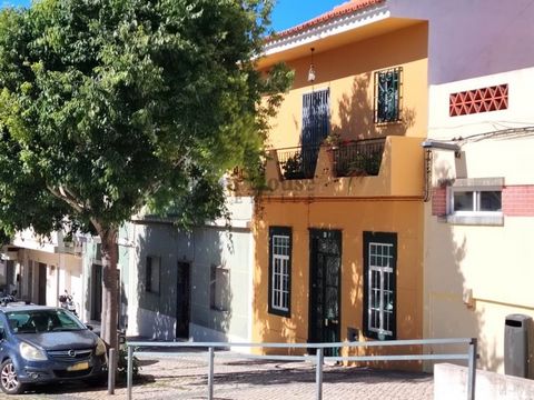 ¡Encantadora villa típica con mucho encanto en venta en el centro de Loulé! Situado en el centro de la ciudad de Loulé, a unos 250 metros del Mercado, a 100 metros de farmacias, restaurantes, calle comercial y los más variados tipos de comercio. Esta...