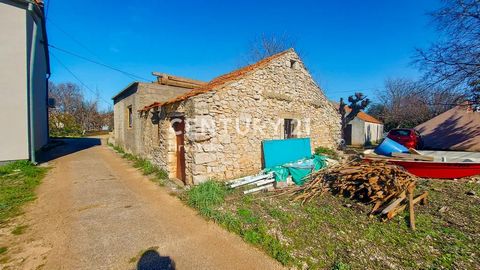 SUKOŠAN, ZADAR - land met ruïnes 192 m2 voor 49.900 euro De bouwgrond, met een oppervlakte van 194 m2, bestaat uit twee percelen: 1) Perceel van 60 m2 met een halfvrijstaande woning - ruïnes van 30 m2, 2) Perceel aan de overkant van de straat van 134...