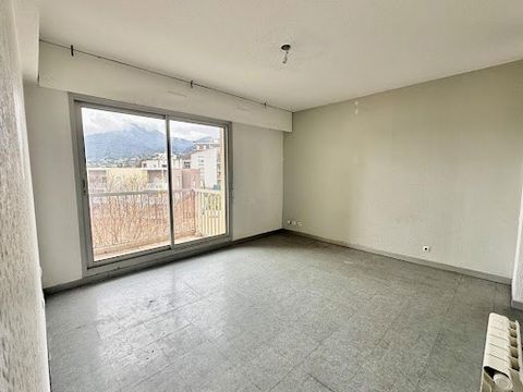 ENTIEREMENT A RENOVER : Appartement 37m2 situé à Vence avec une chambre et un balcon, secteur tout à pied. Orienté Ouest et bien disposé, cet appartement offre : Une entrée, un séjour avec cuisine ouverte donnant sur le balcon, une chambre ouverte su...