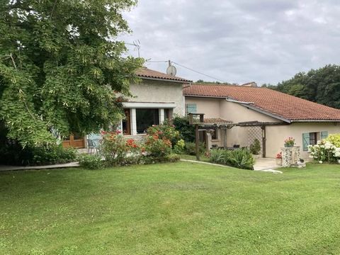 EXCLUSIVE TO BEAUX VILLAGES! We are pleased to present this very well presented, five bedroom, three bathroom, stone property in a quiet location not far from Aubeterre-sur-Dronne. Set in a peaceful hamlet with counrtyside views, the accommodation of...