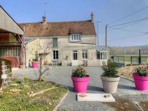 Je vous propose en location cette maison meublée de 72 m², dans le petit hameau de Vauracon, à 9 minutes de la gare TGV et 12 minutes de VENDOME centre. Elle se compose au rez-de-chaussée d'une salle à manger avec cuisine ouverte, un salon, une buand...