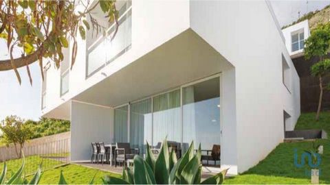 Luxo, Design e Vista Mar: A Moradia dos Seus Sonhos Espera por Si! Descubra uma moradia excecional onde a arquitetura contemporânea ganha vida através do talento de um arquiteto de renome, criando uma verdadeira obra-prima. Aqui, o conforto e a elegâ...