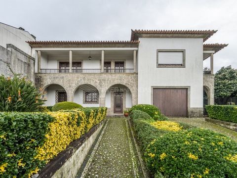 Manor House T5, with 400m2 of built area, completely refurbished in 2000 and in excellent condition. House with large rooms, with lots of natural light, surrounded by gardens and decorative trees (about 1000 m2) with an integrated automatic irrigatio...