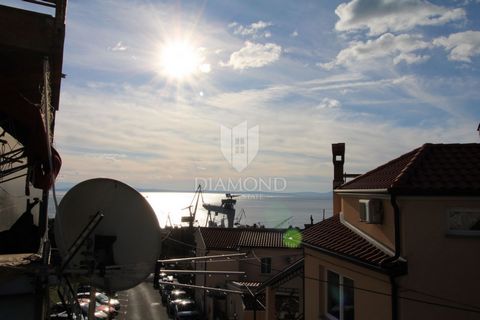 Location: Primorsko-goranska županija, Rijeka, Zamet. A beautiful apartment in Donji Zamet is for sale, located on the second floor of a smaller residential building. The apartment is 59 m² and is ideal for a family or as an investment. The space is ...