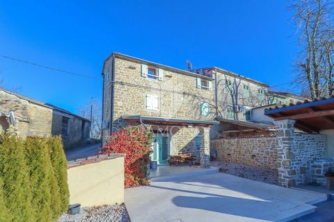 Location: Istarska županija, Motovun, Motovun. Istria, Motovun, surroundings Semi-detached stone house for sale with a swimming pool in the heart of Istria In a small Istrian village on the hills near the fairytale Motovun is located this charming ho...