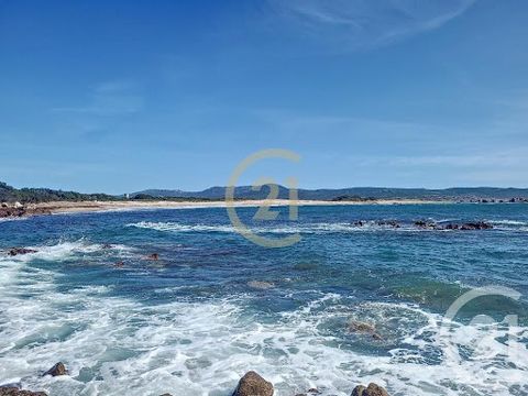 In a residence, in an exceptional location, a type 3 apartment with a cabin on the 1st floor with a terrace and a beautiful unobstructed view. Direct access to the beach, restaurant,... This description has been automatically translated from French.