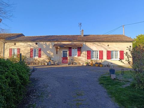 Quietly, in the south of Périgord, close to Monpazier and the Château de Biron, you will find this pretty farmhouse in a haven of peace. No nuisance, no neighbors. It has a single-storey house of 130m² (4 bedrooms) as well as various outbuildings suc...