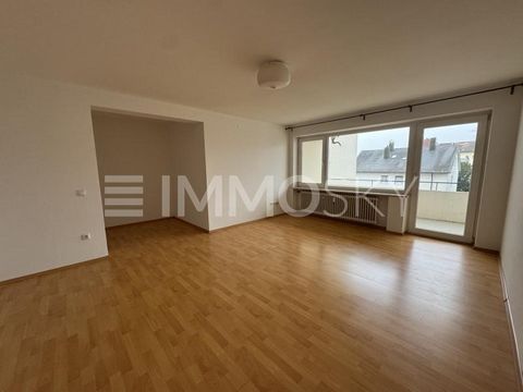 This charming home offers modern living comfort in a quiet and well-connected location of Freising. Thanks to large windows, the apartment is flooded with light and inviting. The open-plan living and sleeping area convinces with a functional room lay...