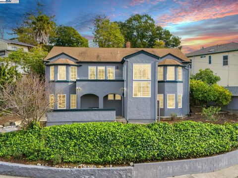 Groß, gut aussehend und voller Bilderbuchcharme ist 5352 Poinsett Ave ein vom Tudor Revival inspiriertes Haus mit Einflüssen aus der Normandie und bietet eine hervorragende Attraktivität und zeitlose Eleganz. Dieses gepflegte und modernisierte Haus i...