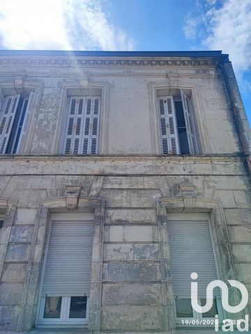 iad France - Sylvie Mercier vous propose: Appartement T1 bis à rénover pour réaliser un projet sur mesure – 1er étage sur cour Situé au premier étage d’un immeuble calme, cet appartement sur cour se compose d’une pièce de vie lumineuse avec l’aménage...