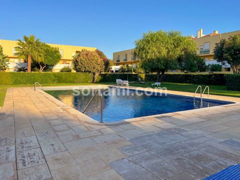 Nous vous présentons ce magnifique appartement T2 Entièrement rénové avec des matériaux de haute qualité et situé dans l’un des quartiers les plus privilégiés de Vilamoura. Avec deux chambres spacieuses et deux salles de bain modernes, cette propriét...