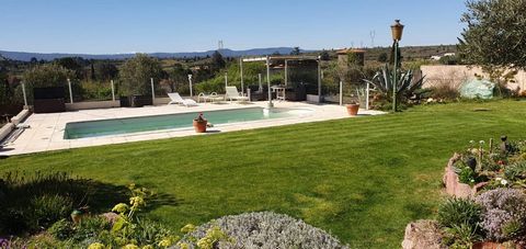 Villa avec vue dégagée de 149m² sur terrain arboré de 1600m² avec piscine, garage, carport et pergolas bioclimatique