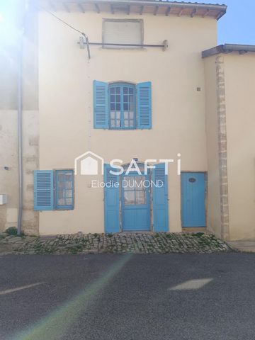 Maison de village en pierre à rénover située au centre de Saint Amour