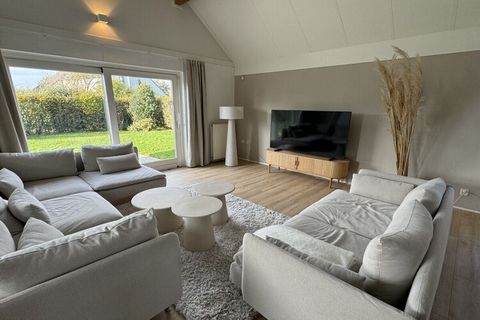 Charmant en ruim vakantiehuis van 130 m² in Nederland met 3 slaapkamers, ideaal voor 6-8 gasten. Onlangs gerenoveerd, modern en stijlvol. Bijzonder geschikt voor gezinnen met een hond, kinderen en groepen.