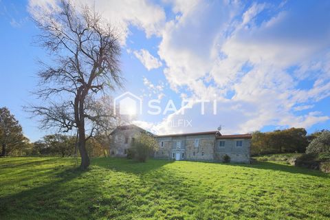 Batisse de 1750 en partie rénovée. Terrain de 1,9 hectares