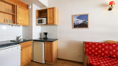Situated in the resort center of Val d'Allos, the residence Central Park proposes 42 cocooning apartments. It is located close to the ski slopes and shops. You can take advantage of the sauna. Surface area : about 36 m². Living room with pull-out sof...