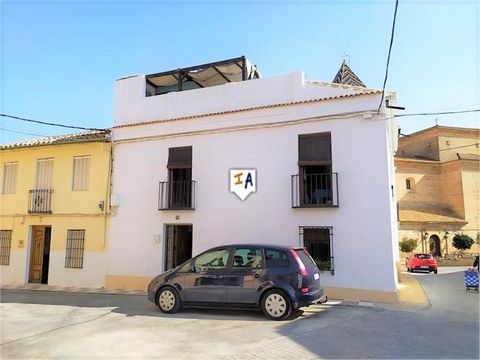EXCLUSIF pour nous. Cette spectaculaire maison andalouse traditionnelle de 4 chambres et de 213 m2 est située dans la ville d'Encinas Reales, dans la province de Cordoue en Andalousie, en Espagne. Cette ville possède toutes sortes d'établissements do...