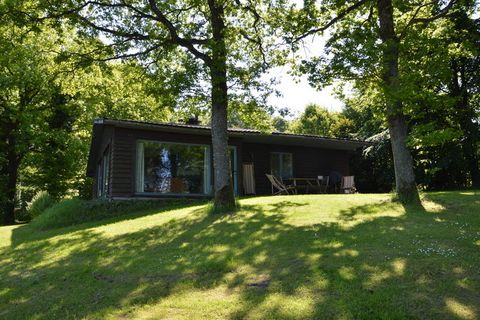 This modern chalet is located in Humain. Ideal for a family, it can accommodate 6 guests and has 3 bedrooms. This chalet has a furnished garden that offers beautiful views of the valley while you enjoy a cup of coffee. The forest is only 100 m away f...