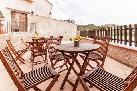 The 2-bedroom cottage in Maians is ideal for families or small groups. This place can accommodate up to 5 guests. This restored home with a sea view has a courtyard with garden furniture offering a perfect spot for afternoon tea. The nearest restaura...