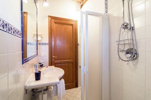 Esta espaciosa villa se encuentra en el antiguo pueblo de Cortona en Loulé. Ideal para familias, tiene 4 dormitorios para 8 personas. Los huéspedes pueden darse un baño en la piscina y acceder a WiFi gratis aquí. En los alrededores inmediatos de Cort...