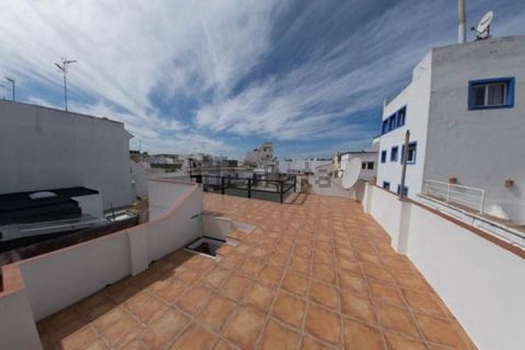 A great three storey house for sale in Tarifa in the centre of the Old Town. The house was completely renovated and furnished in 2017/2018, house pipes, fuses, wifi, A/C, etc. The current distribution is 4 suites (3 with kitchens) and one larger apar...