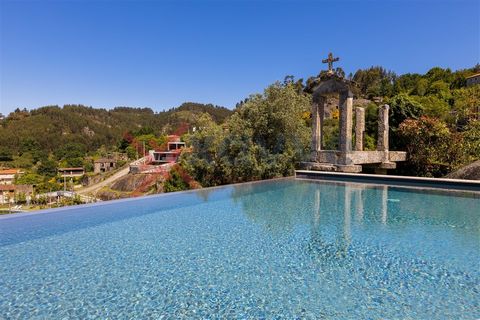 Dieses Anwesen befindet sich in der Gemeinde Soutelo, in der Gemeinde Vieira do Minho. Umgeben von einer einzigartigen Landschaft und mit herrlichem Ausblick, ist diese Villa mit Pool einen Besuch wert, nur um den wahren Geist der ländlichen Zuflucht...