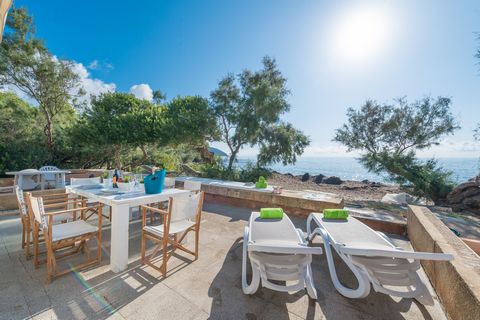 En première ligne de mer de Cala Bona, cette fantastique maison accueille 6 personnes. Les amoureux de la tranquillité, de la nature et de la mer trouvent leur meilleur endroit sur l'île dans cette maison moderne et précieuse. Une simple terrasse, fa...