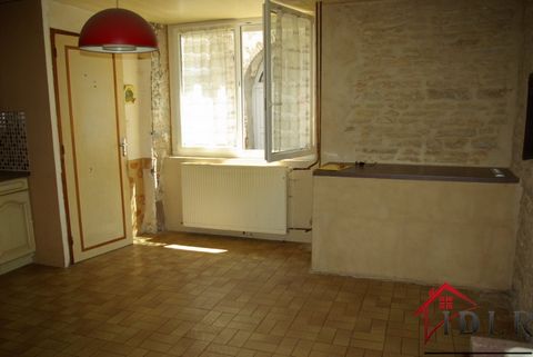 Champlitte, a few steps from the shops a real estate complex to renovate composed of: a house of 129m2, composed of 4 bedrooms, bathroom with walk-in shower, kitchen and living room / living room small inner courtyard and a second house of 3 rooms. c...