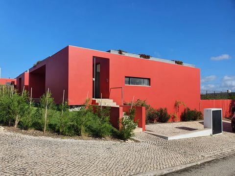 Detached house T3, inserted in a landscaped plot of 635m2 with private pool and unobstructed view, in the prestigious Bom Sucesso Resort, classified as tourist village of 5 stars, has private security and several services and exclusive equipment, suc...