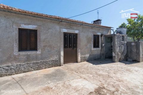 House in a quiet place, in need of intervention. Composed of 5 divisions, 3 bedrooms, a living room, kitchen, and a bathroom, with good patio, and nexuses with a lot of potential. we are credit intermediaries authorised by the Bank of Portugal. We ca...