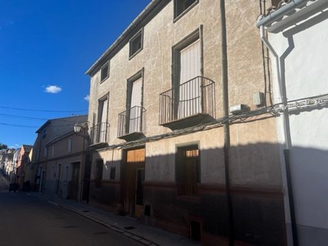 Amplia casa adosada con necesidad de reforma integral en venta en Ayora