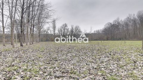 On the territory of Saint-Brice, the opportunity to acquire a leisure field. You will have a total area of 4450m2 separated into 2 separate plots, 1 on the edge of the Charente and the other on the other side of a path, which separates the two plots,...