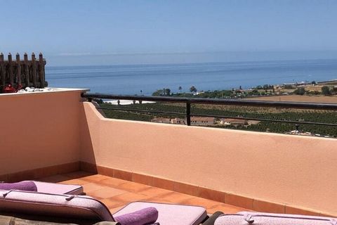 Ven y disfruta de tu estancia en esta increíble casa de vacaciones en Málaga. Es ideal para unas vacaciones en familia o con amigos. Hay una piscina compartida donde podrá relajarse y descansar antes de salir de excursión. Playa Valle Niza se encuent...